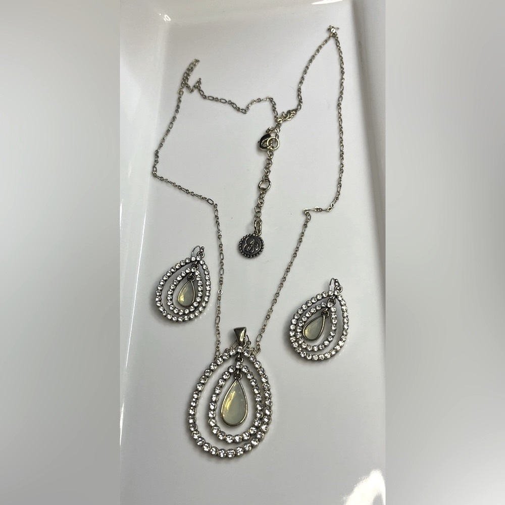 🛍️Jessica Simpson Gold Tone and Teardrop Necklace and Earrings set